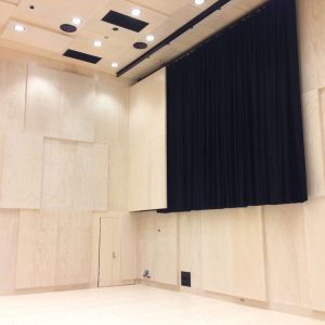 Kimen kulturhus - Veggpanel montert på lydflåter levert av Otretek