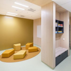 Ullerål skole – interiørpanel og spilehimling levert av Otretek.