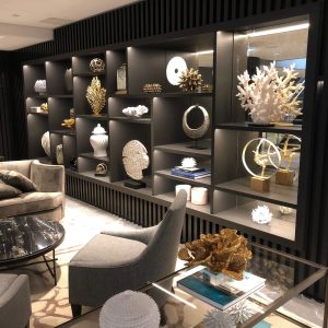 Britannia Hotell - spilevegg integrert skap